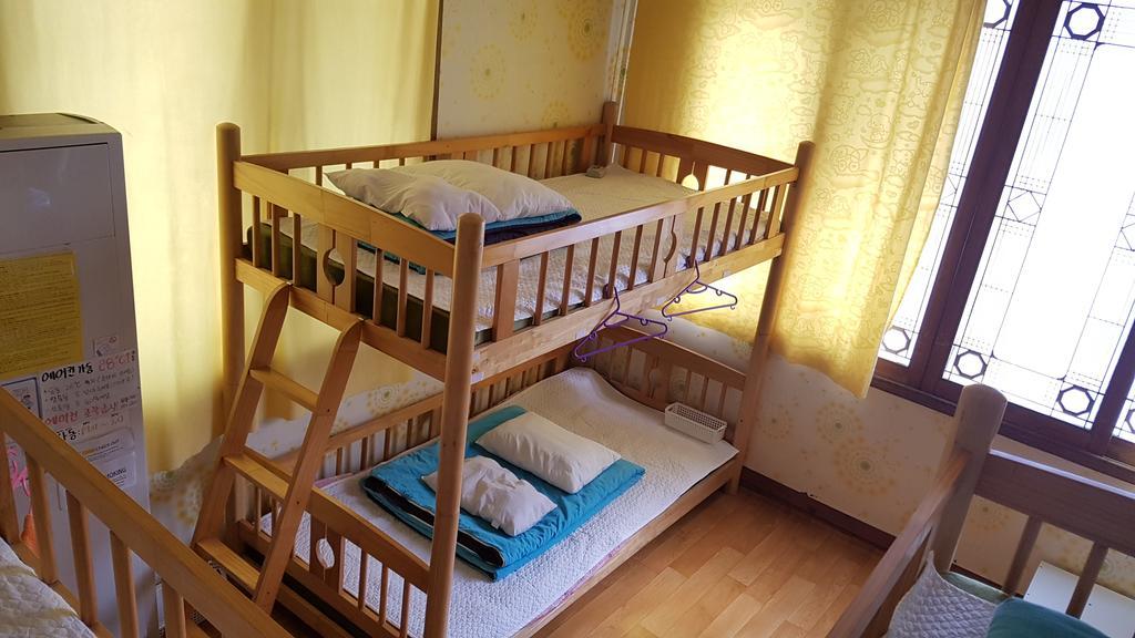 Guesthouse Spring Flower Сеогвипо Екстериор снимка